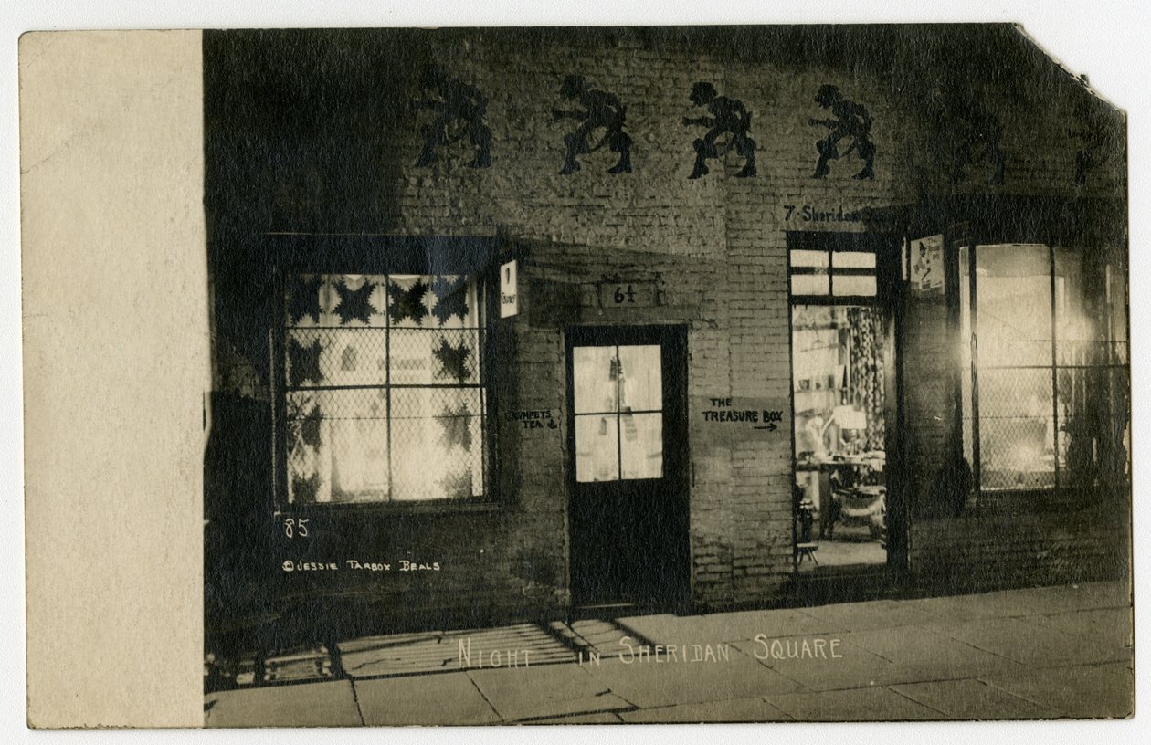 美国纽约格林威治村谢里丹广场的夜晚，约1918-19年（明胶银照片 作者 杰西·塔伯·比尔斯（Jessie Tarbox Beals）
