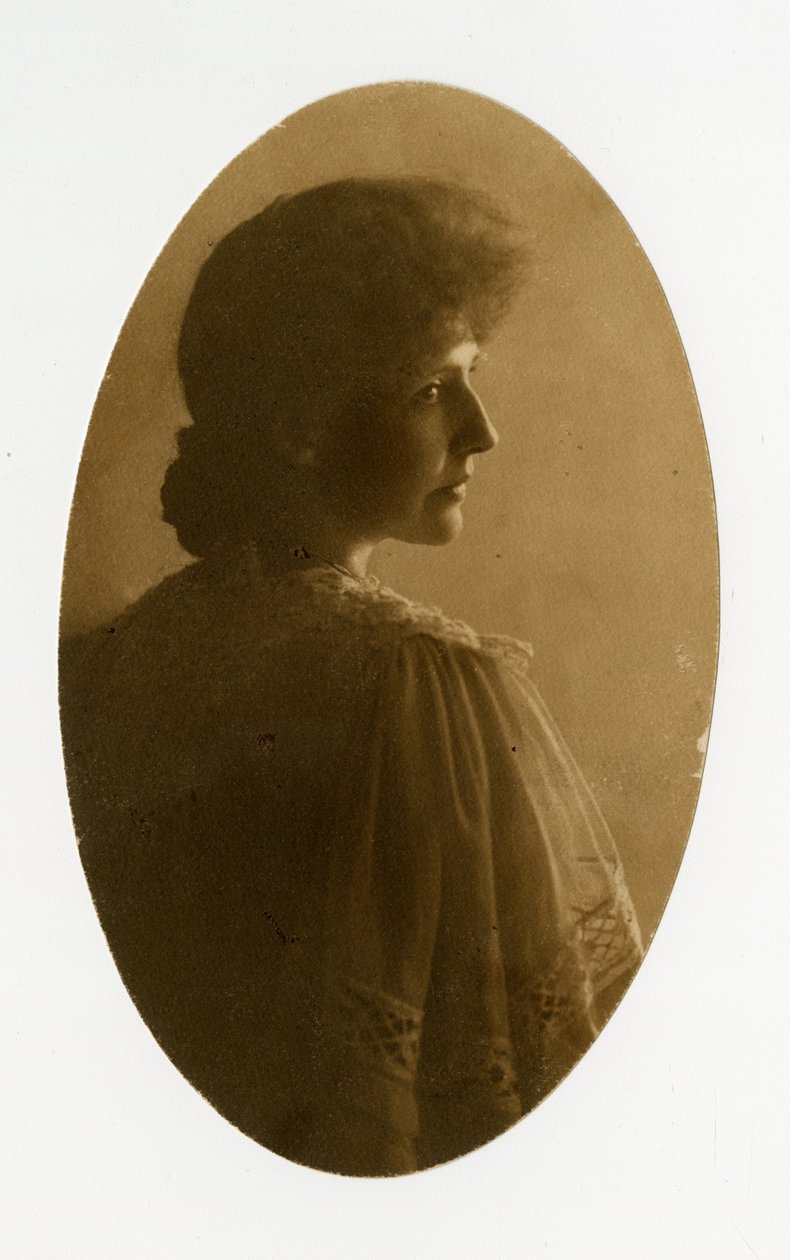 椭圆形女人肖像，约1905-40（明胶银照片）。 作者 杰西·塔伯·比尔斯（Jessie Tarbox Beals）