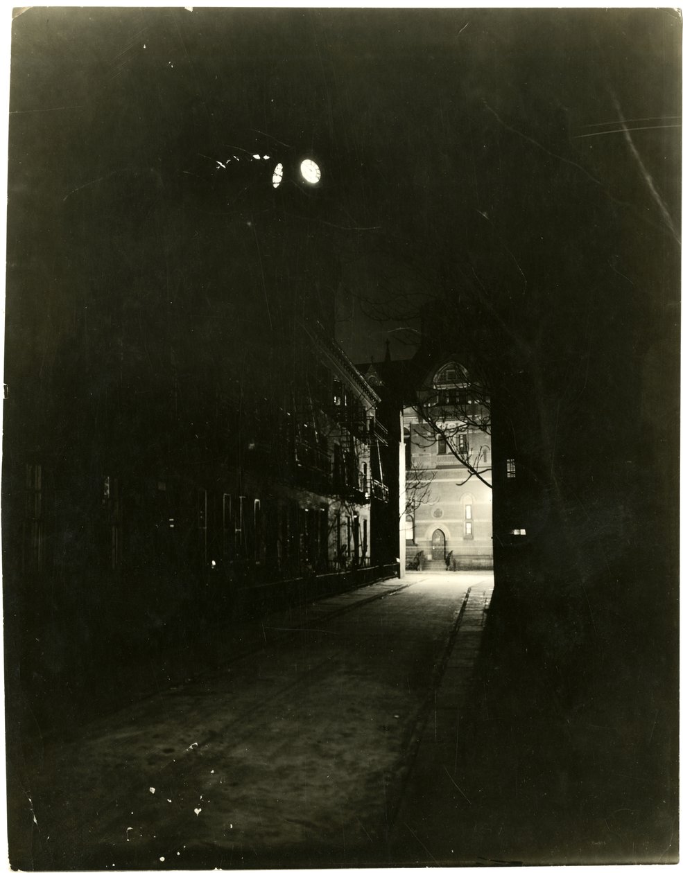 美国纽约格林威治村Patchin Place的夜景，约1905-20（明胶银照片 作者 杰西·塔伯·比尔斯（Jessie Tarbox Beals）