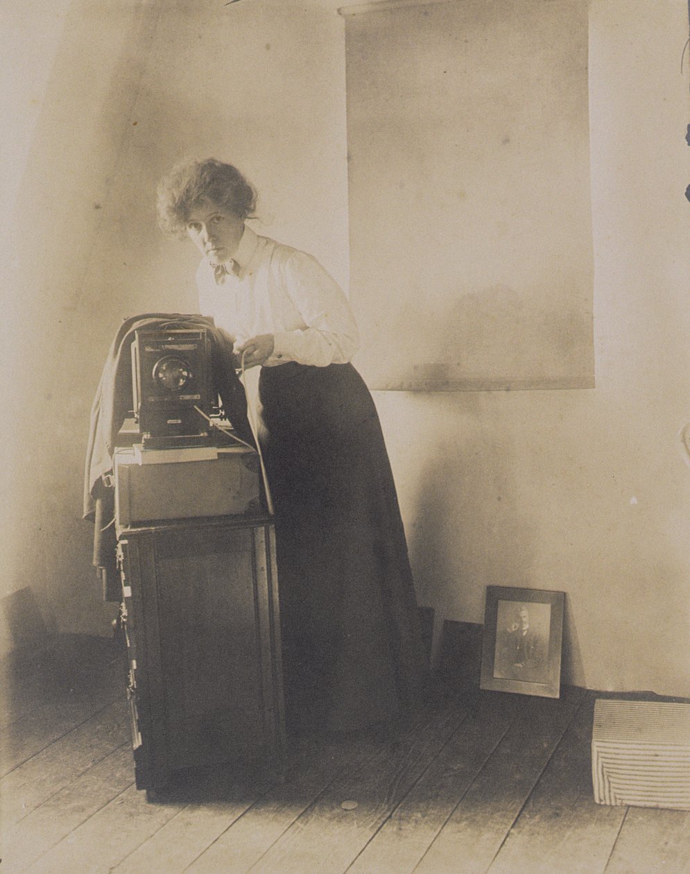 Lillian Baynes新来的人画象有她的照相机的，1905-10 作者 杰西·塔伯·比尔斯（Jessie Tarbox Beals）