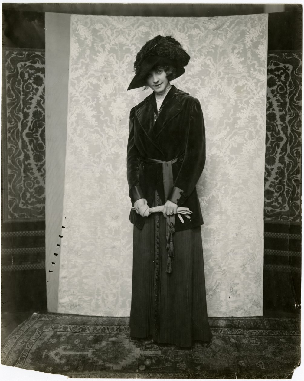 红色天鹅绒套装与手风琴褶皱裙，阿诺德和康斯特布尔，约1905-18年（明胶银照片 作者 杰西·塔伯·比尔斯（Jessie Tarbox Beals）