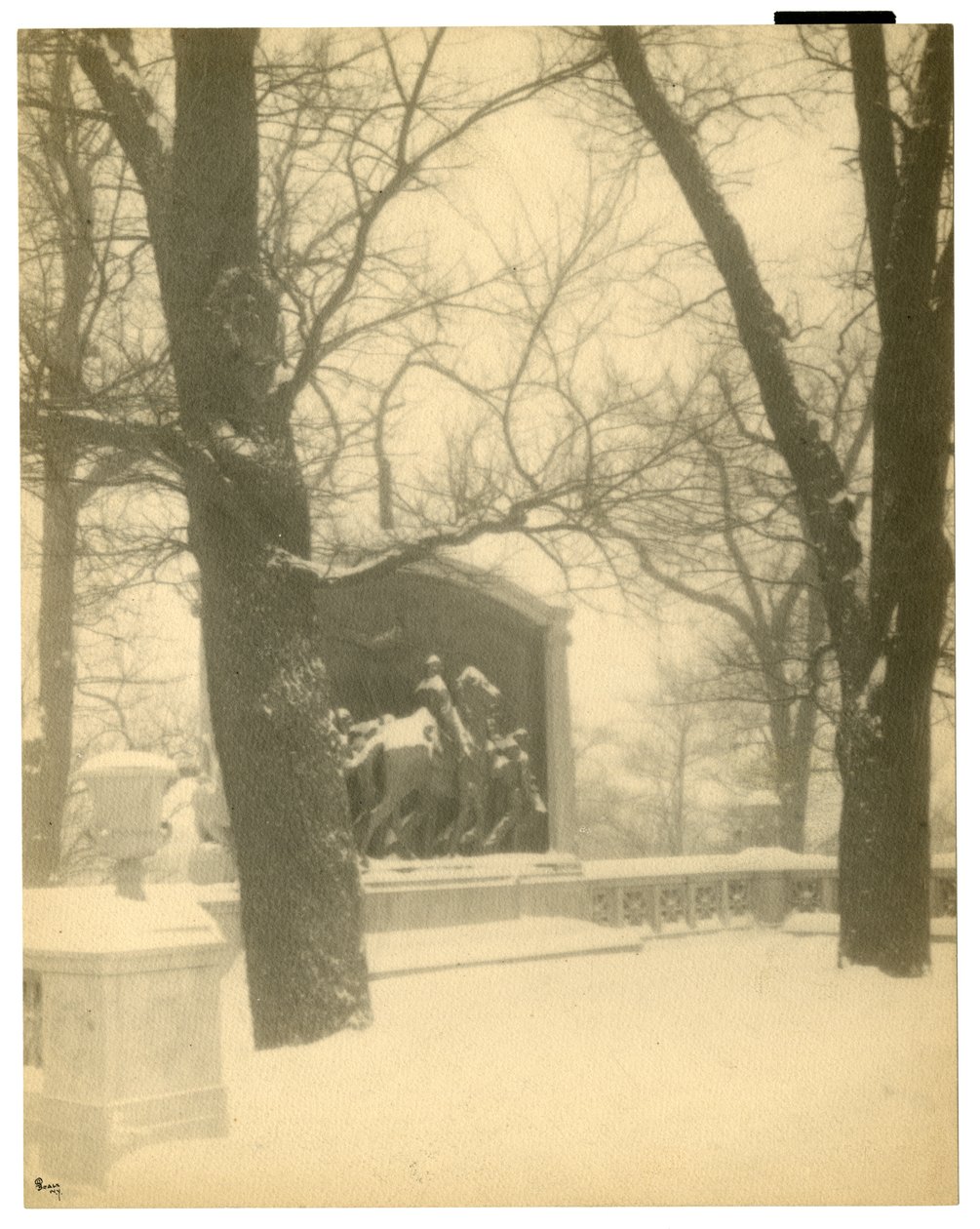美国波士顿邵氏纪念馆，约1902-10（明胶银照片 作者 杰西·塔伯·比尔斯（Jessie Tarbox Beals）
