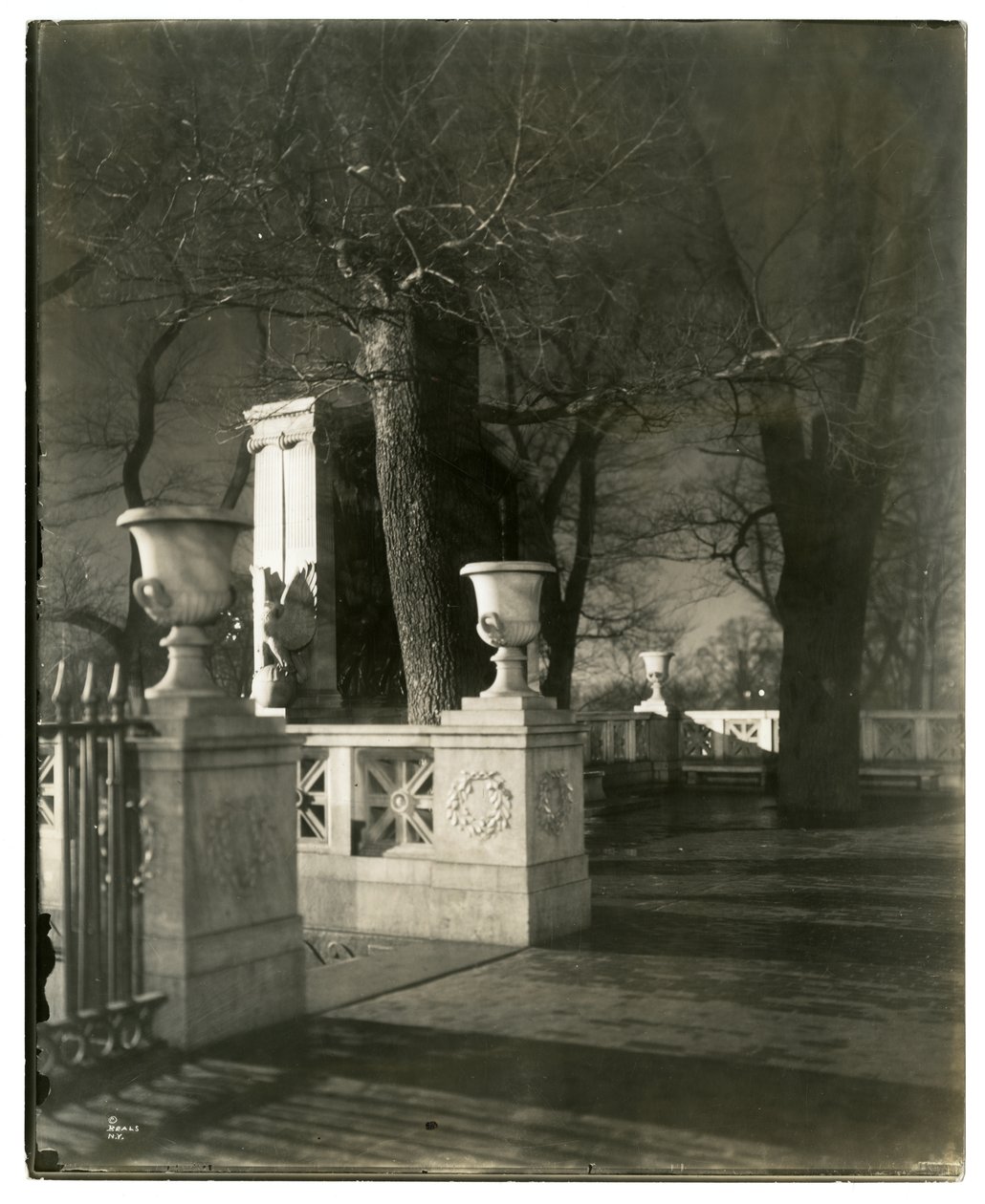 美国马萨诸塞州波士顿晚上的邵氏纪念馆，约1902-10（明胶银照片 作者 杰西·塔伯·比尔斯（Jessie Tarbox Beals）