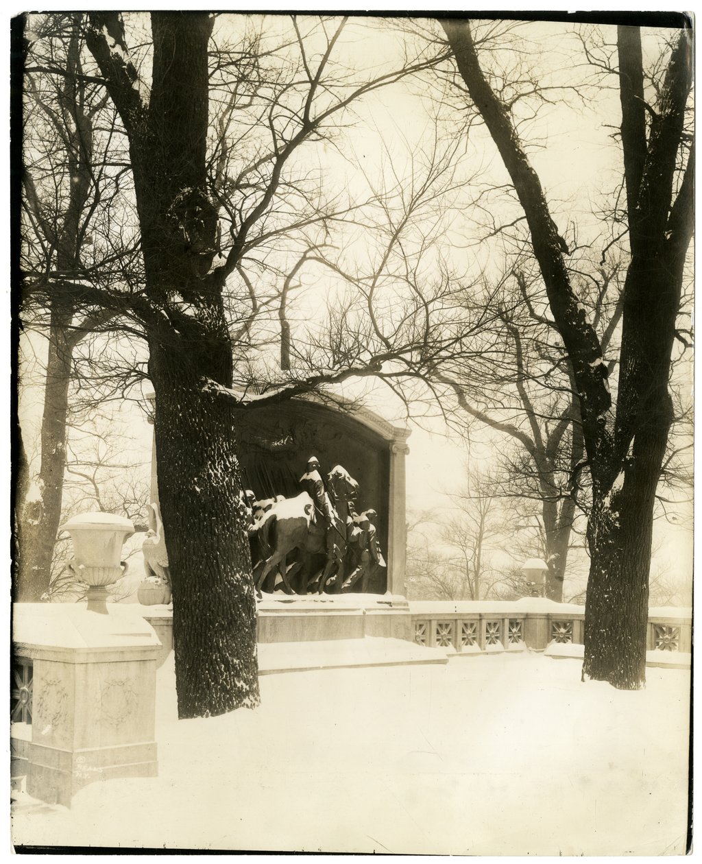 暴风雨中的邵氏纪念馆，美国波士顿，约1902-10（明胶银照片 作者 杰西·塔伯·比尔斯（Jessie Tarbox Beals）