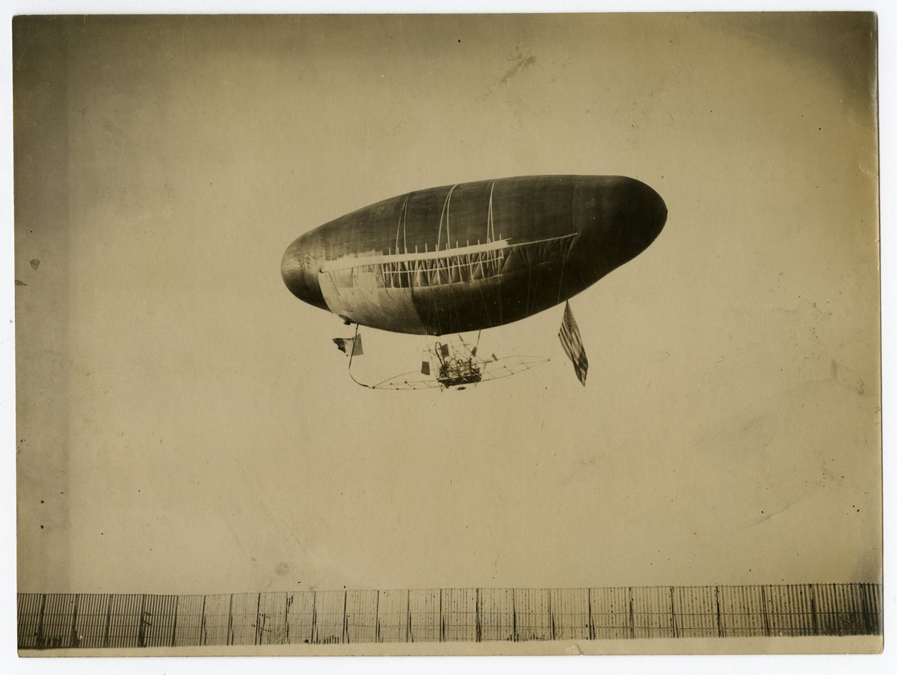 "圣曼德村 "飞艇 作者 杰西·塔伯·比尔斯（Jessie Tarbox Beals）