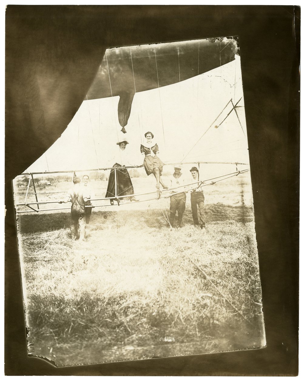 "Ville de St Mande "飞艇，比尔斯在船上 作者 杰西·塔伯·比尔斯（Jessie Tarbox Beals）