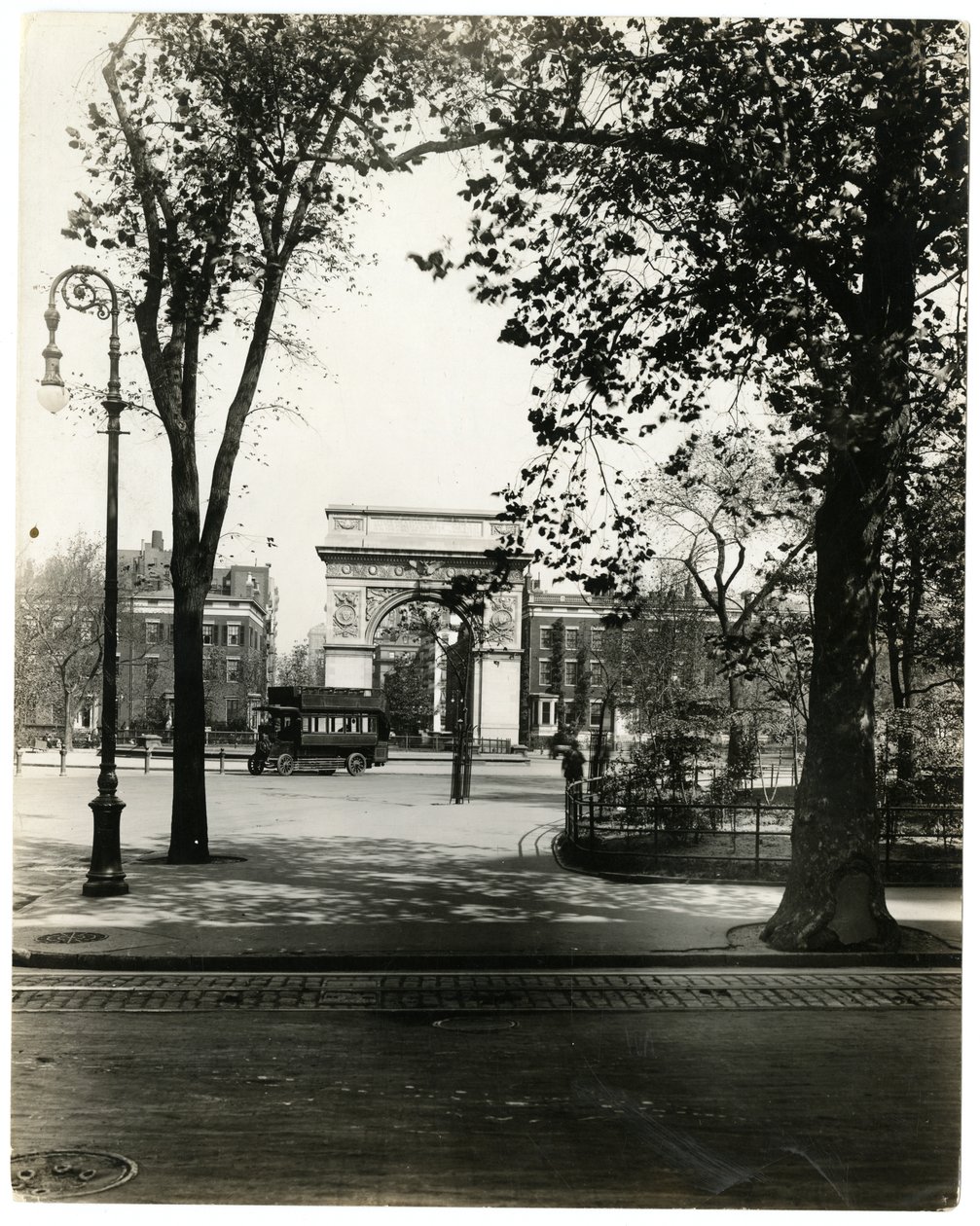 美国纽约华盛顿北广场，约1905-40（明胶银照片 作者 杰西·塔伯·比尔斯（Jessie Tarbox Beals）