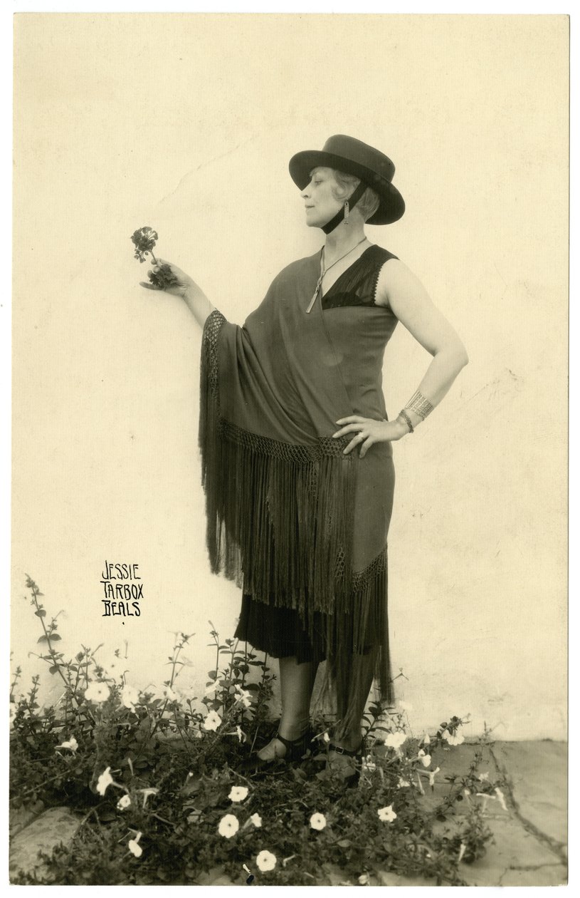拿着花的妇女，c.1905-40 作者 杰西·塔伯·比尔斯（Jessie Tarbox Beals）