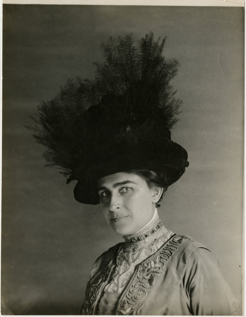 羽毛帽特写，约1905-18（明胶银照片 作者 杰西·塔伯·比尔斯（Jessie Tarbox Beals）