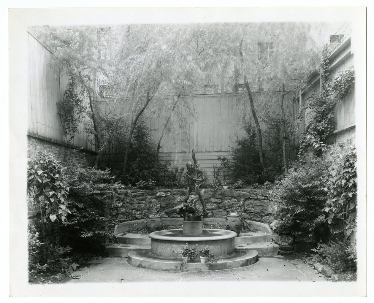 花园喷泉，约1905-40(明胶银照片) 作者 杰西·塔伯·比尔斯（Jessie Tarbox Beals）