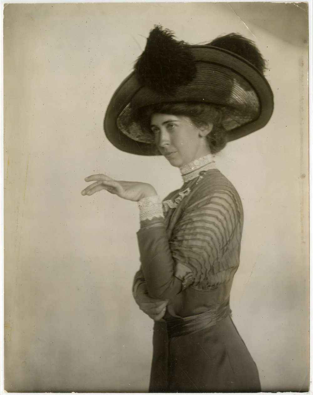 羽毛帽子的轮廓，约1905-18（明胶银照片 作者 杰西·塔伯·比尔斯（Jessie Tarbox Beals）