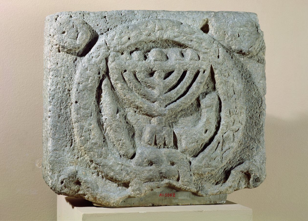 从Umm Qeis（古代Gadara）约旦（玄武岩）描绘烛台的浮雕 作者 犹太学校
