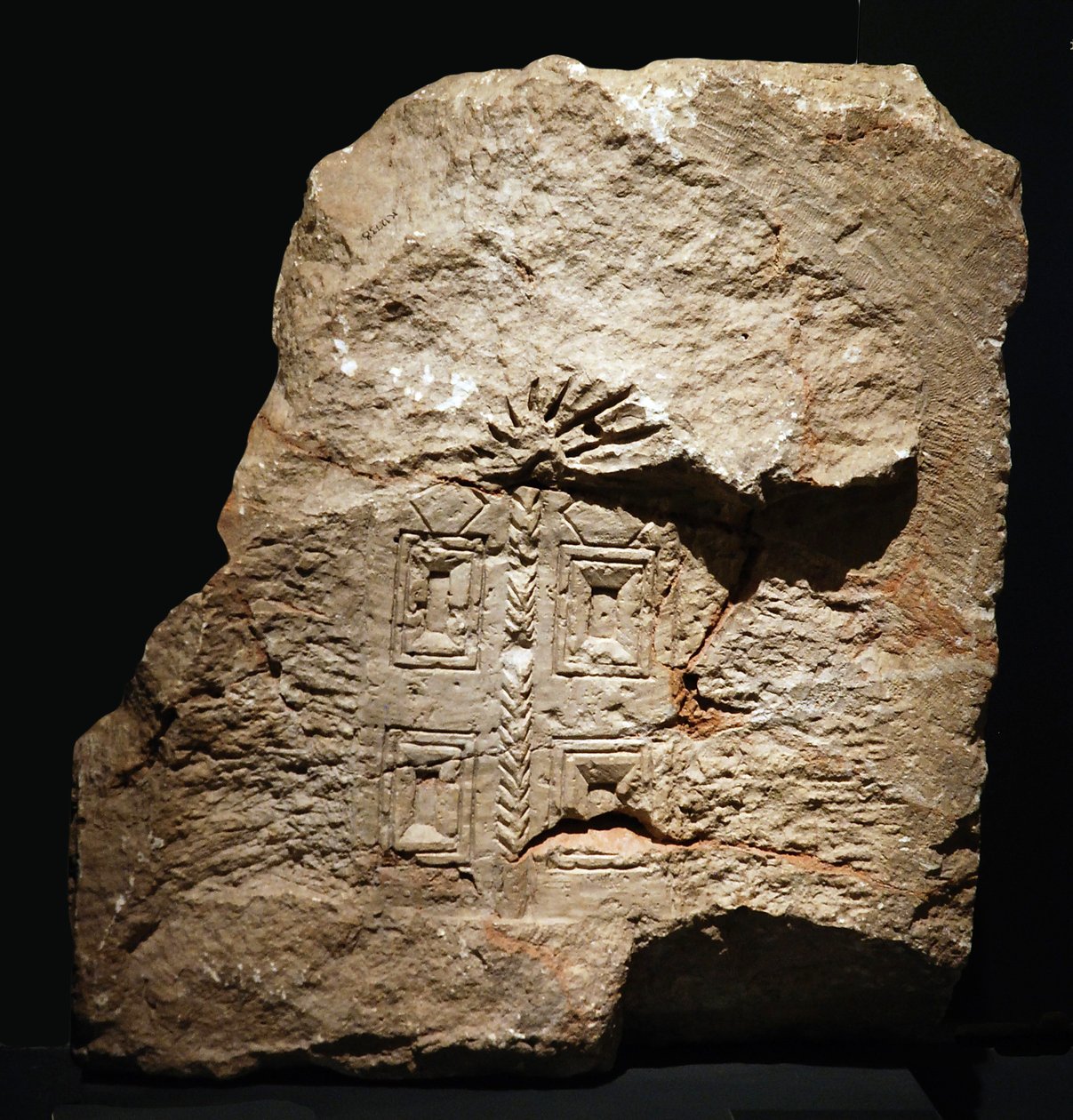 来自撒玛利亚 Khirbet es-Samara 的托拉神殿浮雕，公元 4 世纪（石头） 作者 犹太学校