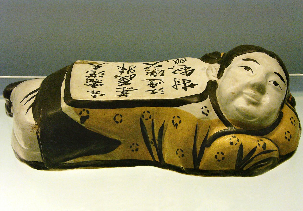 陶瓷，儿童形状的枕头，上面有一首唤起夜景的诗，来自金代（1115-1234）的慈州，上海国家博物馆。摄影，Leonard de Selva，中国，2006。 作者 金朝中文学校