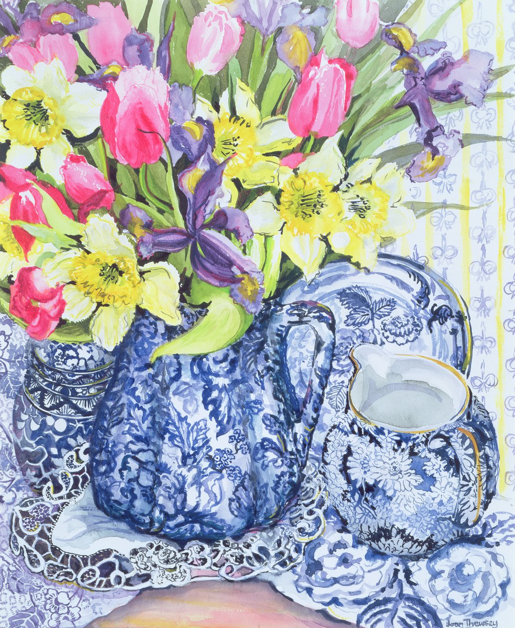 黄水仙，郁金香和鸢尾花与蓝色古董花盆 作者 琼·瑟西