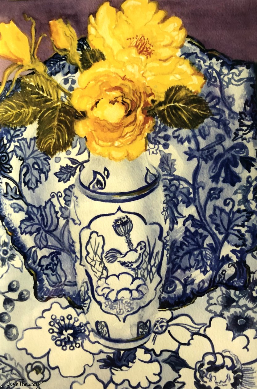 蓝色和白色花瓶中的黄玫瑰图案蓝色和白色纺织品， 作者 琼·瑟西