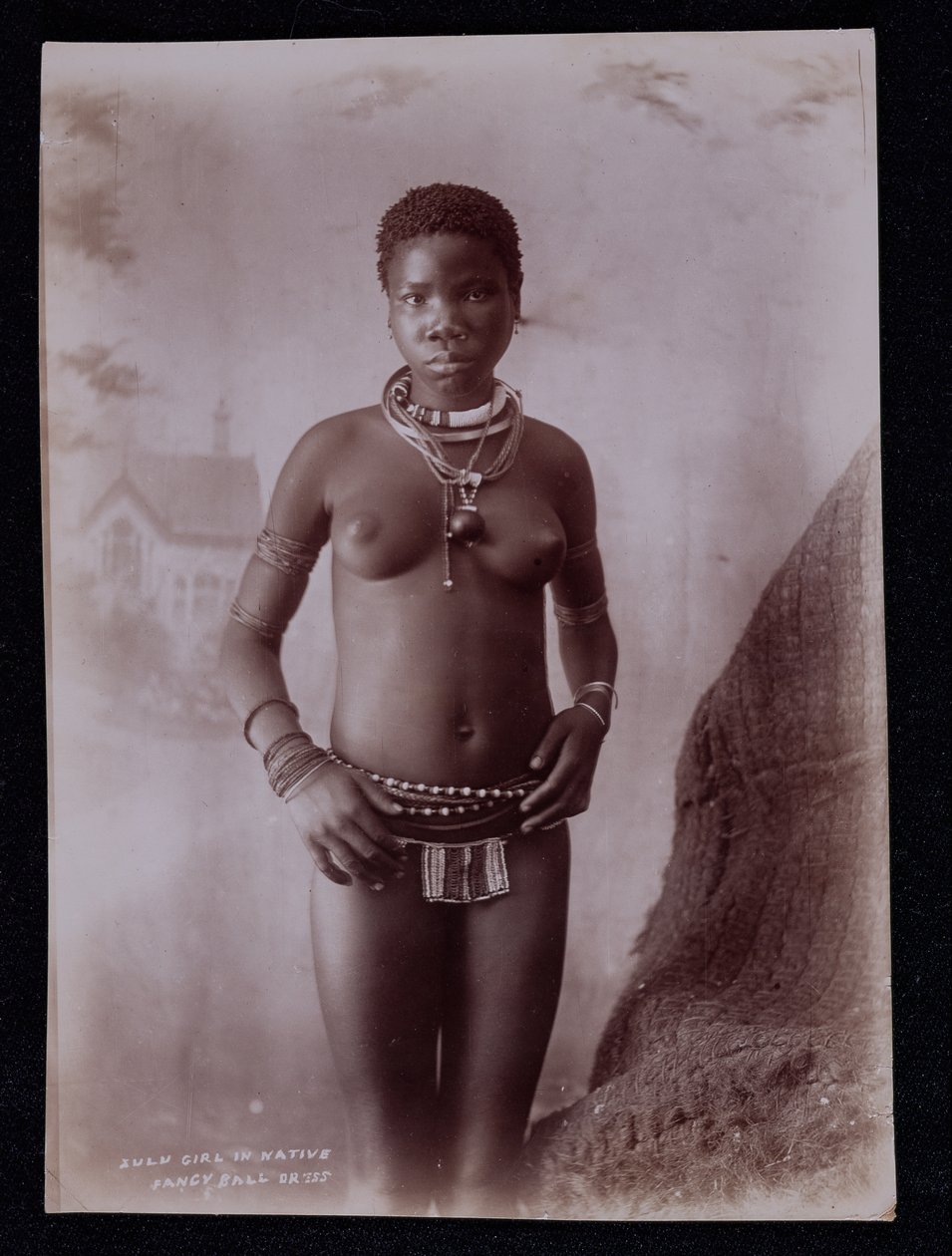 Zulu Girl in Native Fancy Ball Dress，c.1895 作者 乔·巴尼特