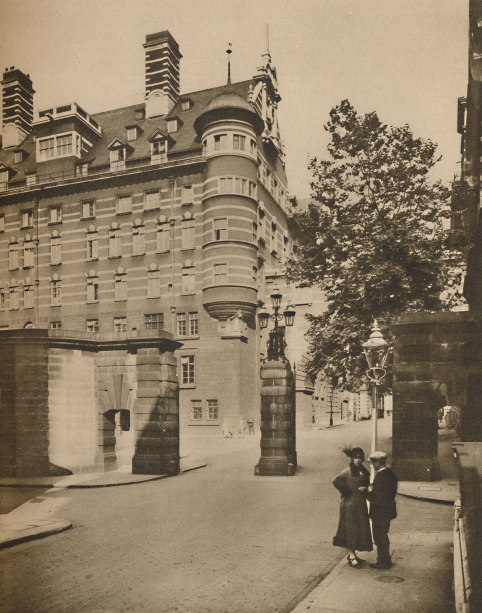 从德比街（Derby Street）进入苏格兰场，约建于1935年。 作者 乔尔