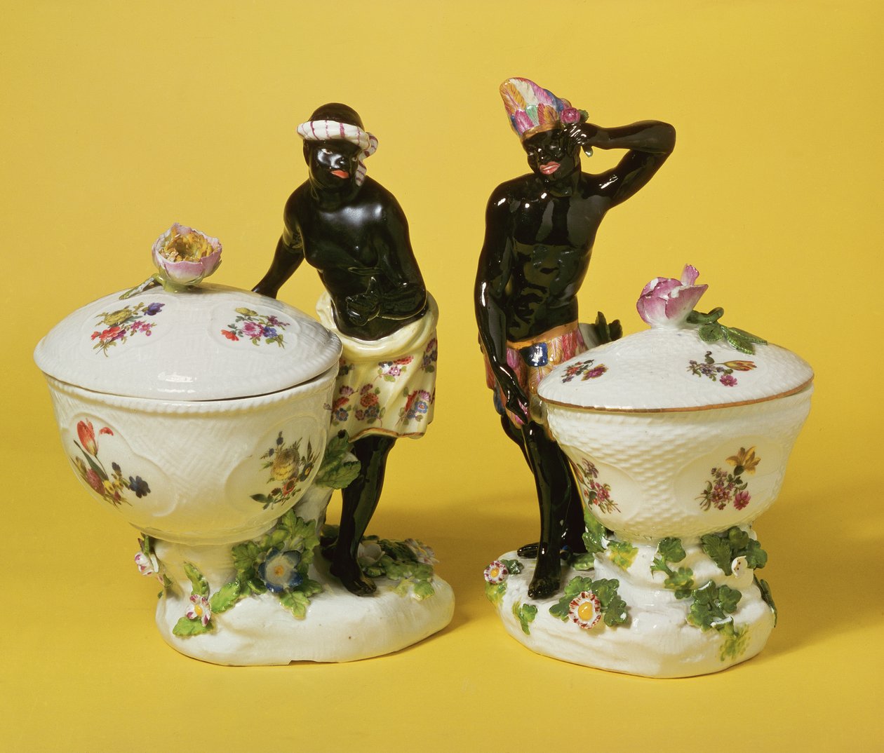 两个Meissen blackamoors站在蜜饯篮和盖子，1741（瓷器） 作者 约翰·弗里德里希·埃伯林