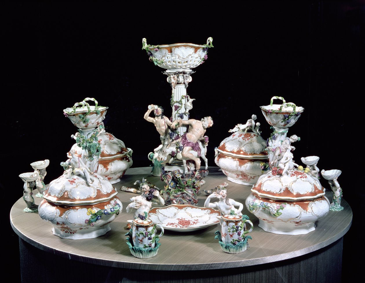 Frederick the Great为冯·莫伦多夫将军订购的迈森晚餐服务的一部分，装饰着萨特和Silenus和一个屁股，1761年（瓷器） 作者 约翰·约阿希姆·肯德勒