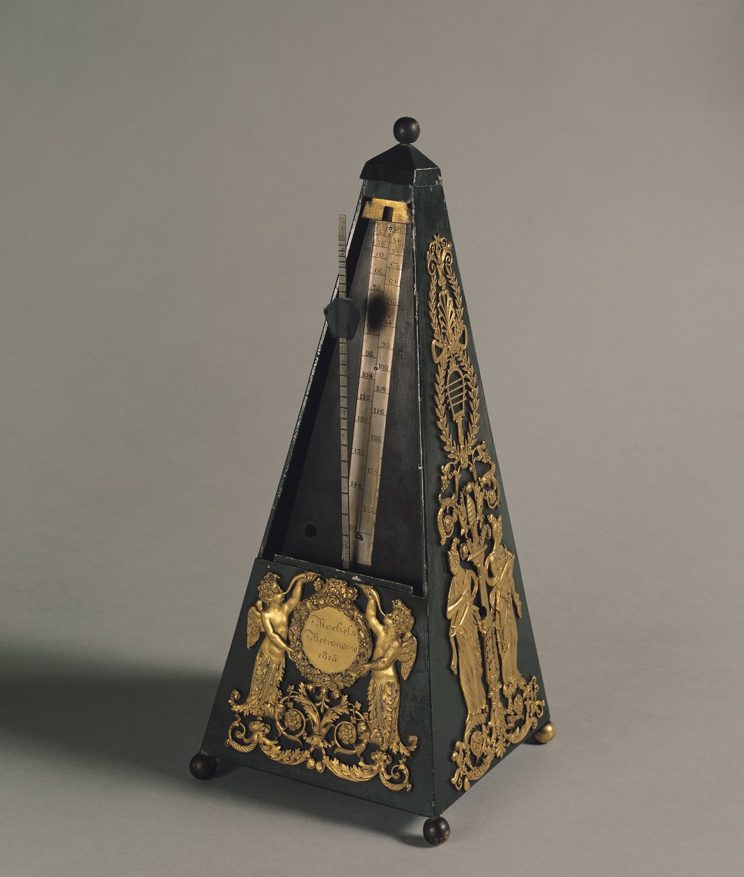金字塔节拍器，1815年（涂铁和镀金青铜） 作者 约翰·内波穆克（Johann Nepomuk）