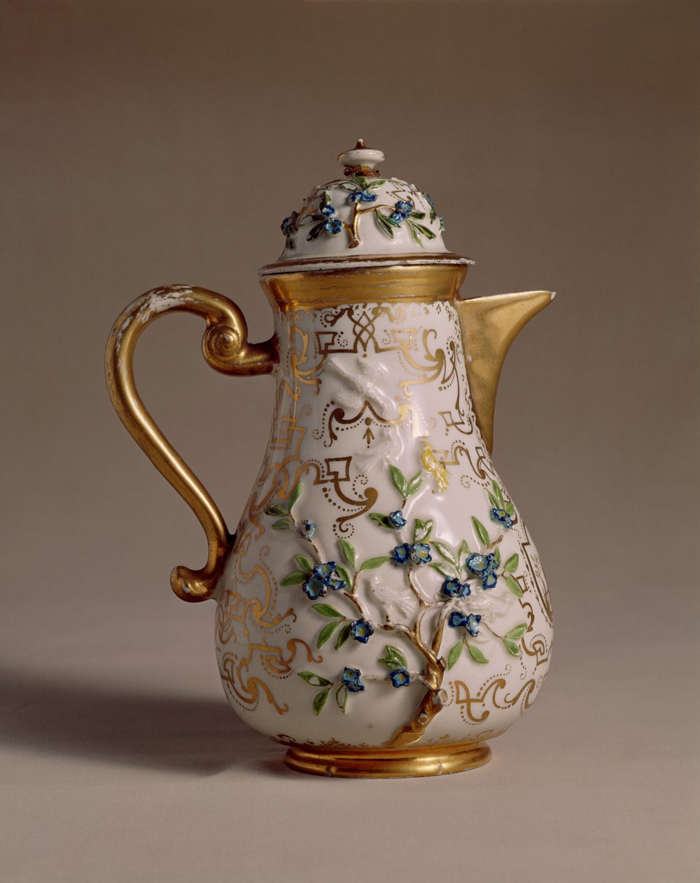 咖啡壶，装饰有浮雕，Meissen，c.1710瓷器 作者 约翰·弗里德里希·博特格（Johann Friedrich Bottger）
