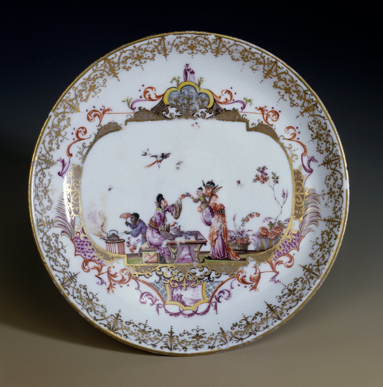 德国艺术：迈森瓷器。 代表亚洲人物喝茶的中国风。 由 Johann Gregor Hoeroldt（或 Herold 1696-1775）装饰的碟子，大约 1730 年。巴黎，装饰艺术 作者 约翰·格雷戈尔·赫罗德（Johann Gregor Herold）