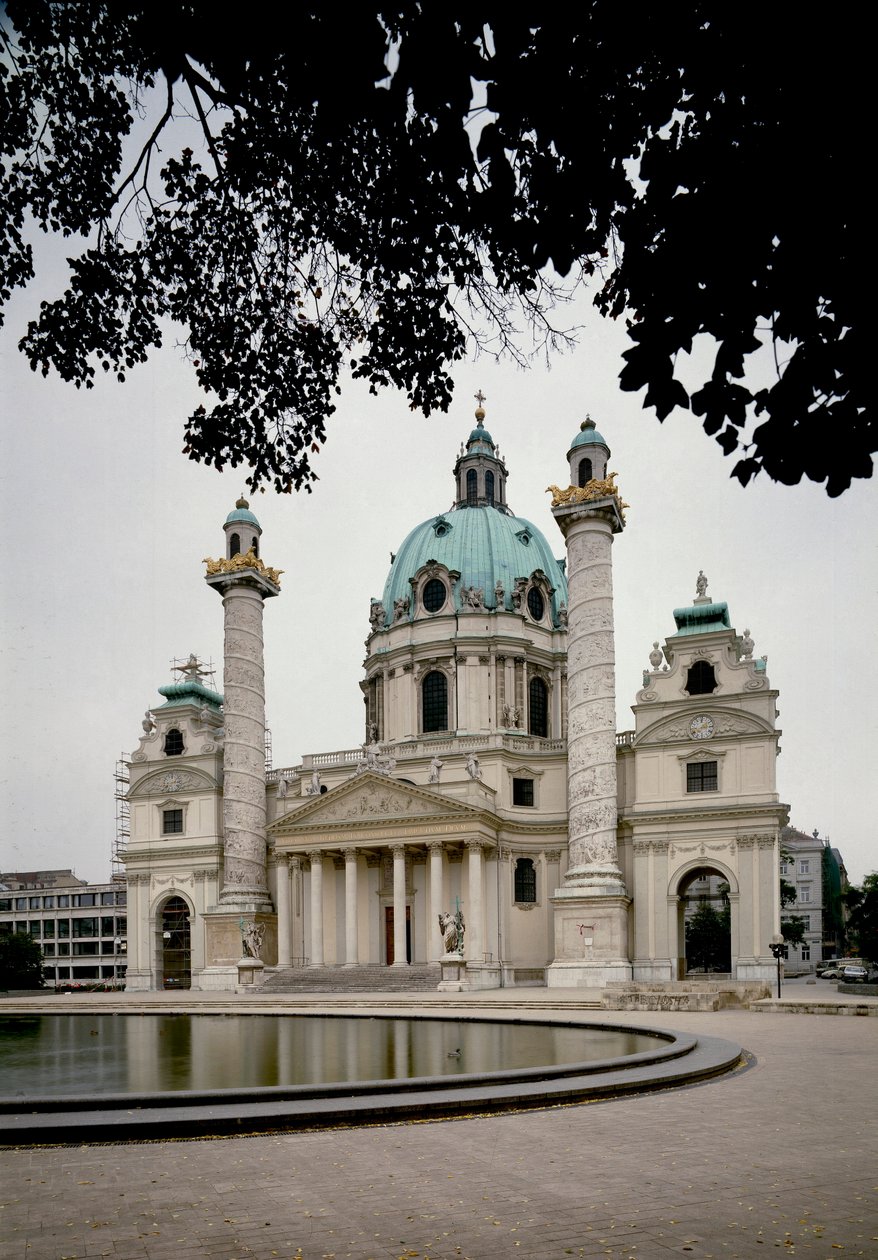 卡尔斯教堂（Karlskirche）或圣查尔斯-博罗米教堂的景观，该教堂由建筑师约翰-伯恩哈德-菲舍尔-冯-埃拉赫（1656-1723）开始建造，由其儿子约瑟夫-伊曼纽尔完成。奥地利，维也纳 作者 约翰和约瑟夫·费舍尔·冯·埃拉赫