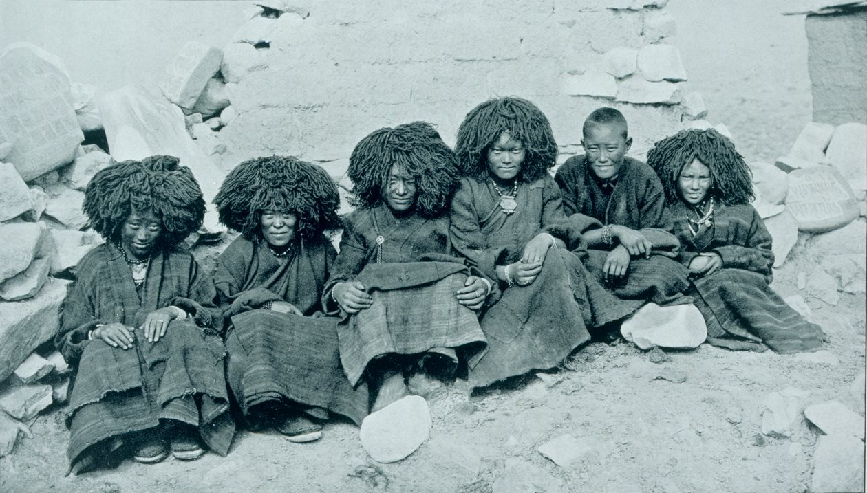 来自Ta-Tshang Nunnery的修女，1887-1908 作者 约翰·克劳德·怀特