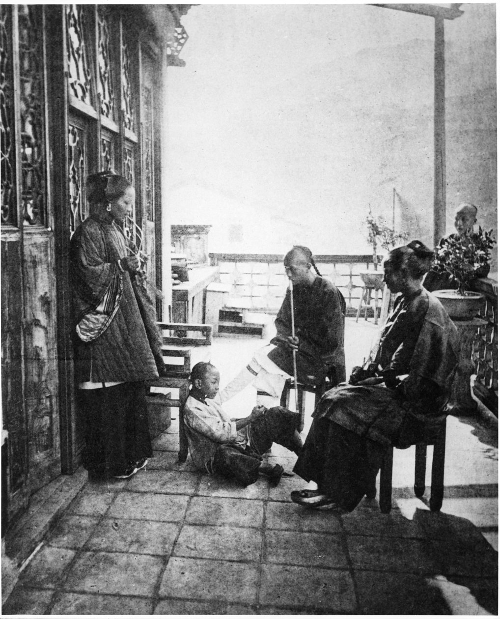 晚餐聚集在一个中国人的房子的阳台上，c.1867-72 作者 约翰汤姆森