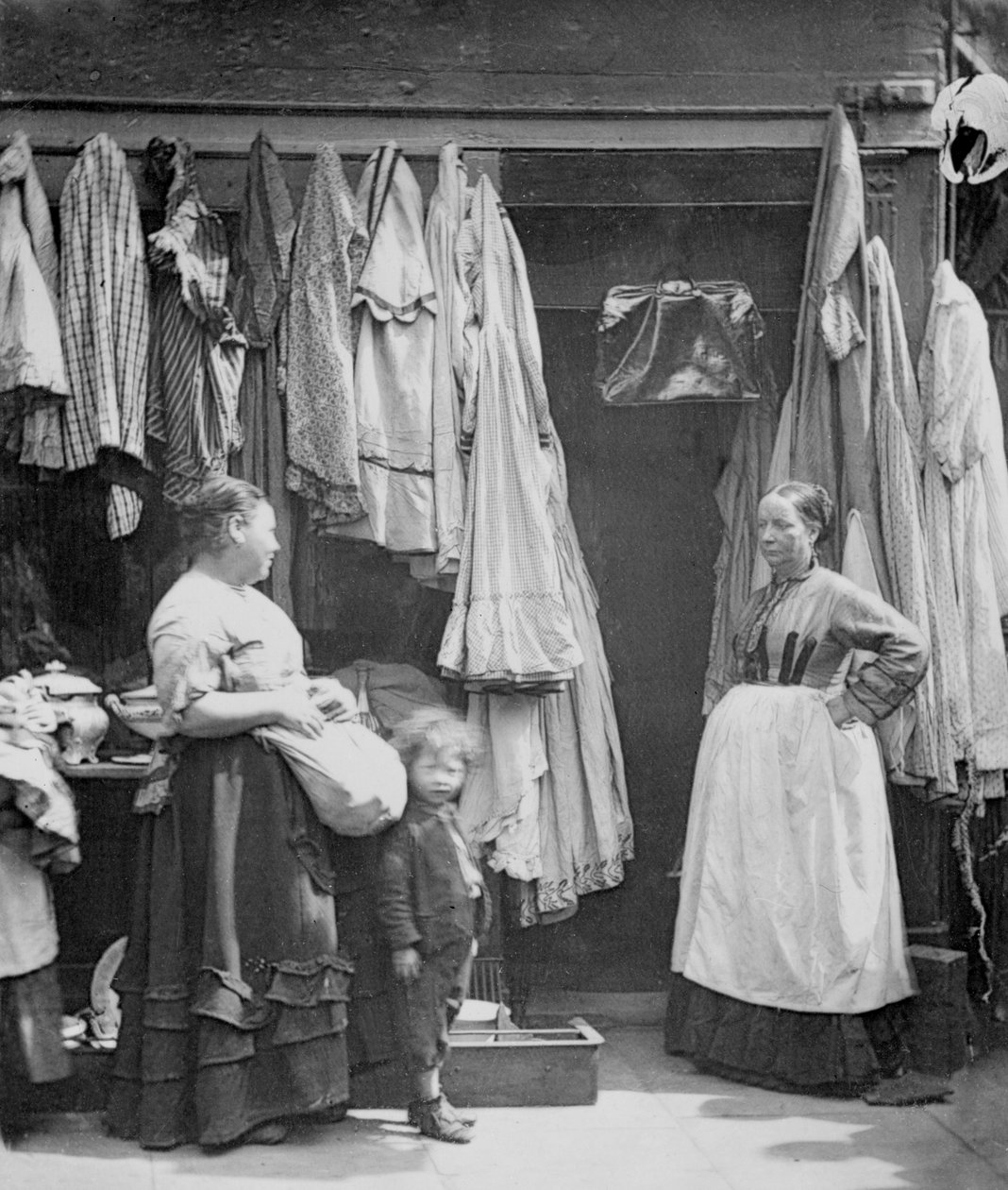 1877年，来自“伦敦街头生活”的旧衣服店，七个表盘 作者 约翰汤姆森