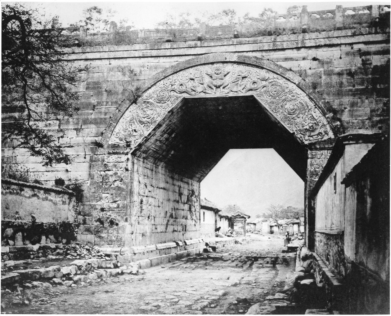Kew-Yung-Kwan的古代佛教拱门，c.1867-72 作者 约翰汤姆森