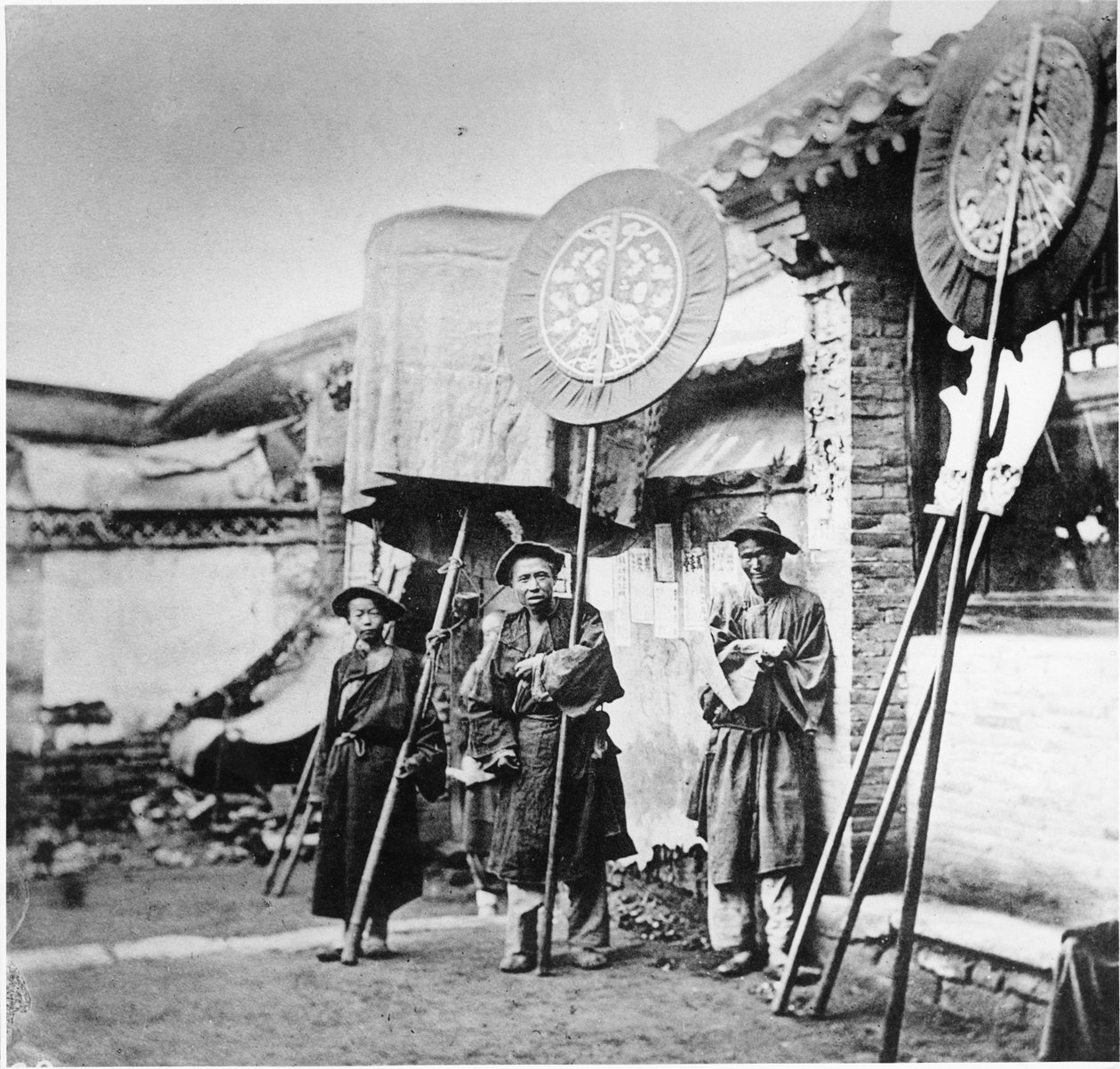 在满族葬礼上的旗人，北京，c.1872 作者 约翰汤姆森