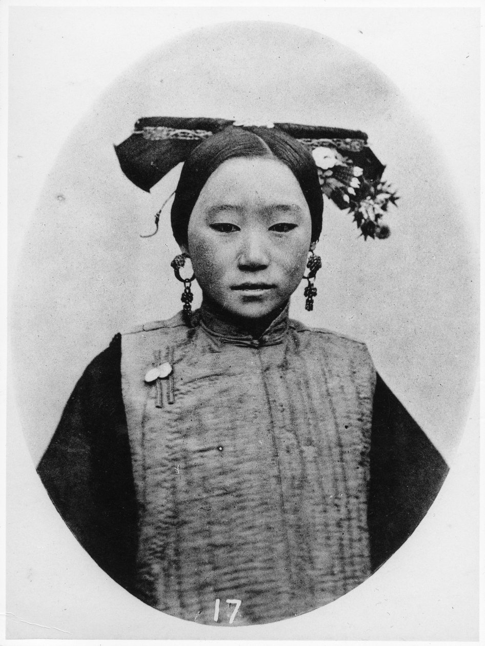 已婚满族女性的发型前视图，c.1867-72 作者 约翰汤姆森