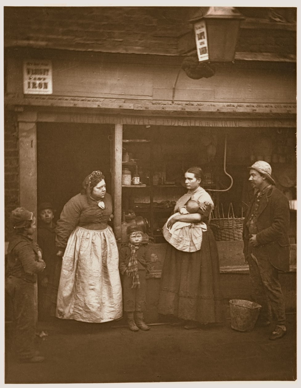 来自洪水的患者，来自“伦敦的街头生活”，Adolphe Smith，1877-78（woodburytype） 作者 约翰汤姆森