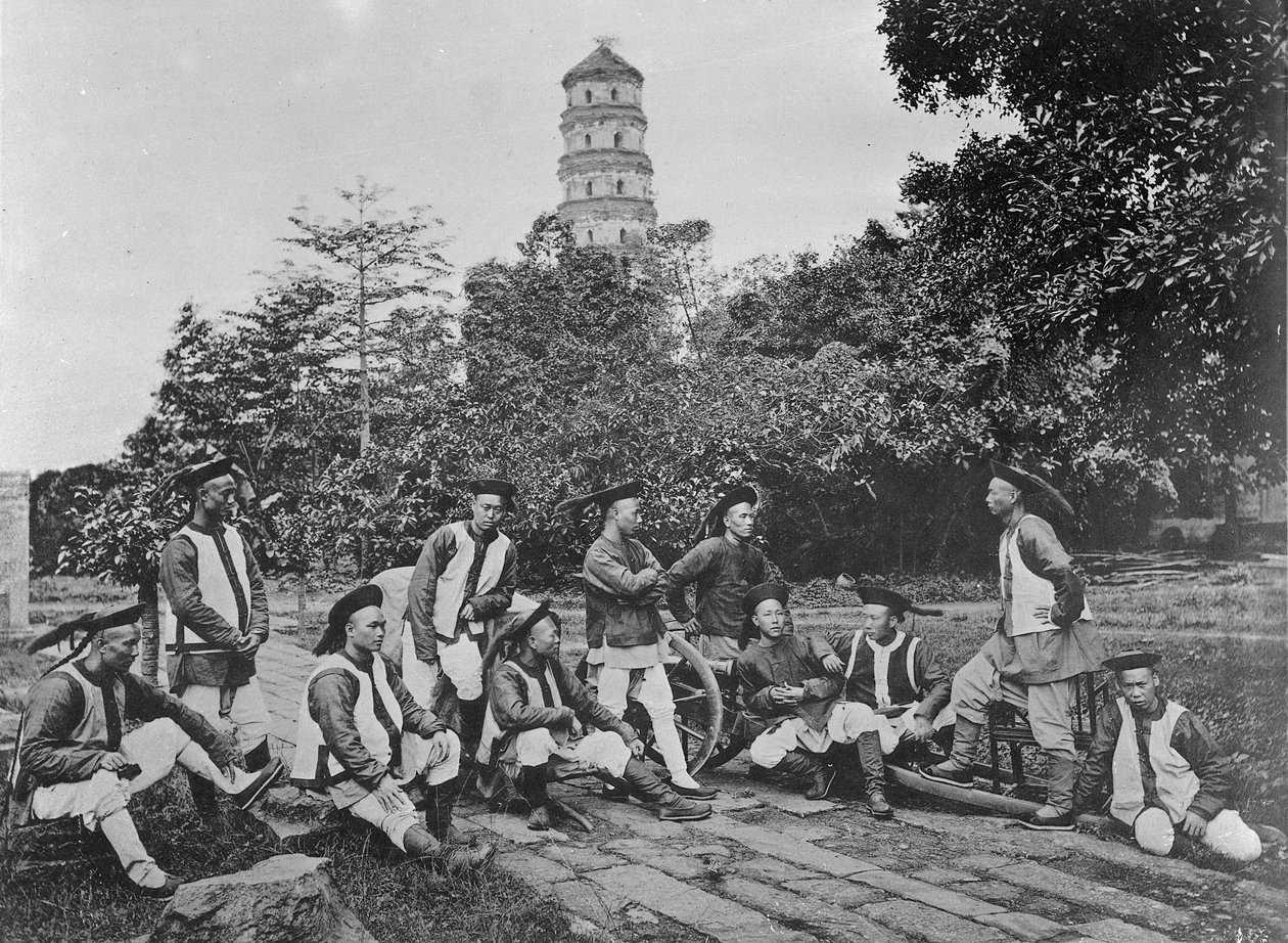 1872年，英国领事馆，DB Robertson爵士的土着卫队 作者 约翰汤姆森