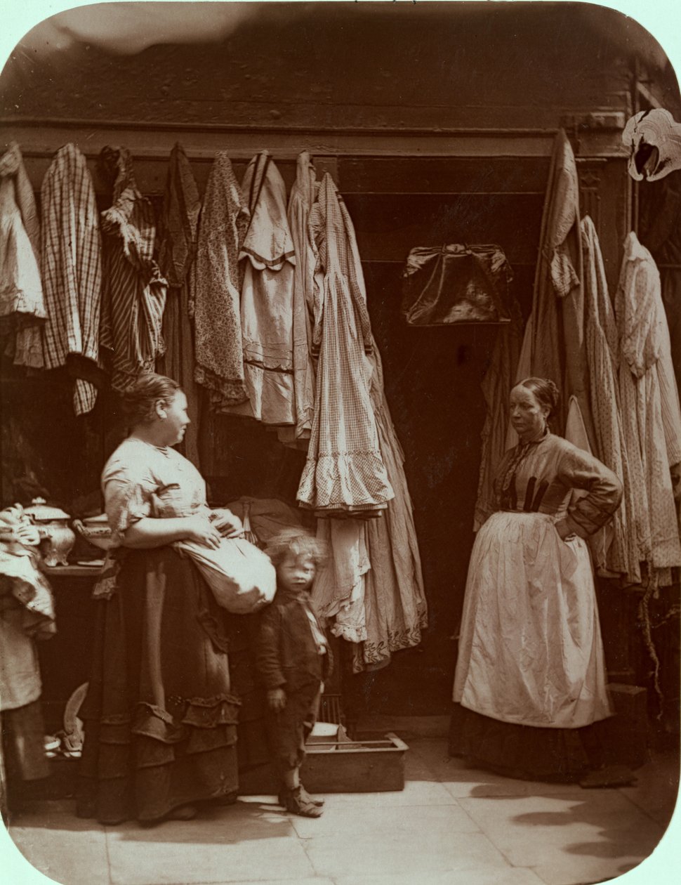 The Old Clothes Shop，Seven Dials，来自&39;伦敦街头生活&39;，1877-78（woodburytype） 作者 约翰汤姆森