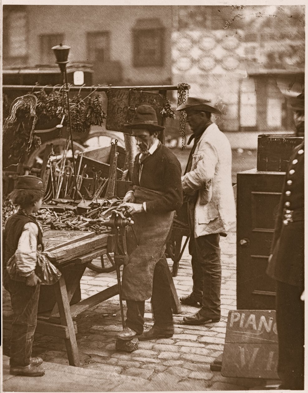The Street Locksmith，来自&39;伦敦街头生活&39;，1877-78（woodburytype） 作者 约翰汤姆森