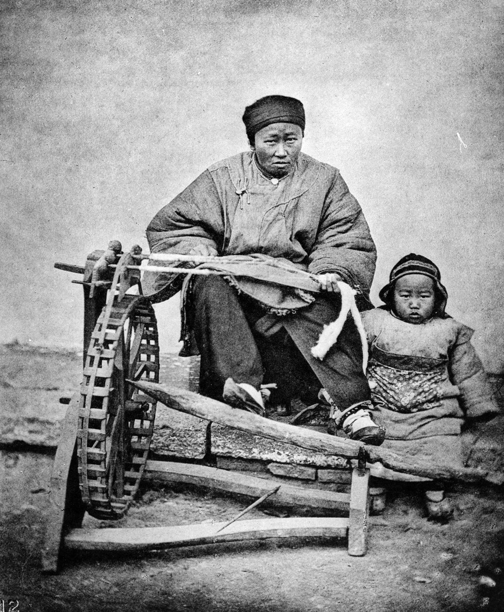 妇女和孩子有手纺车的，c.1870s 作者 约翰汤姆森