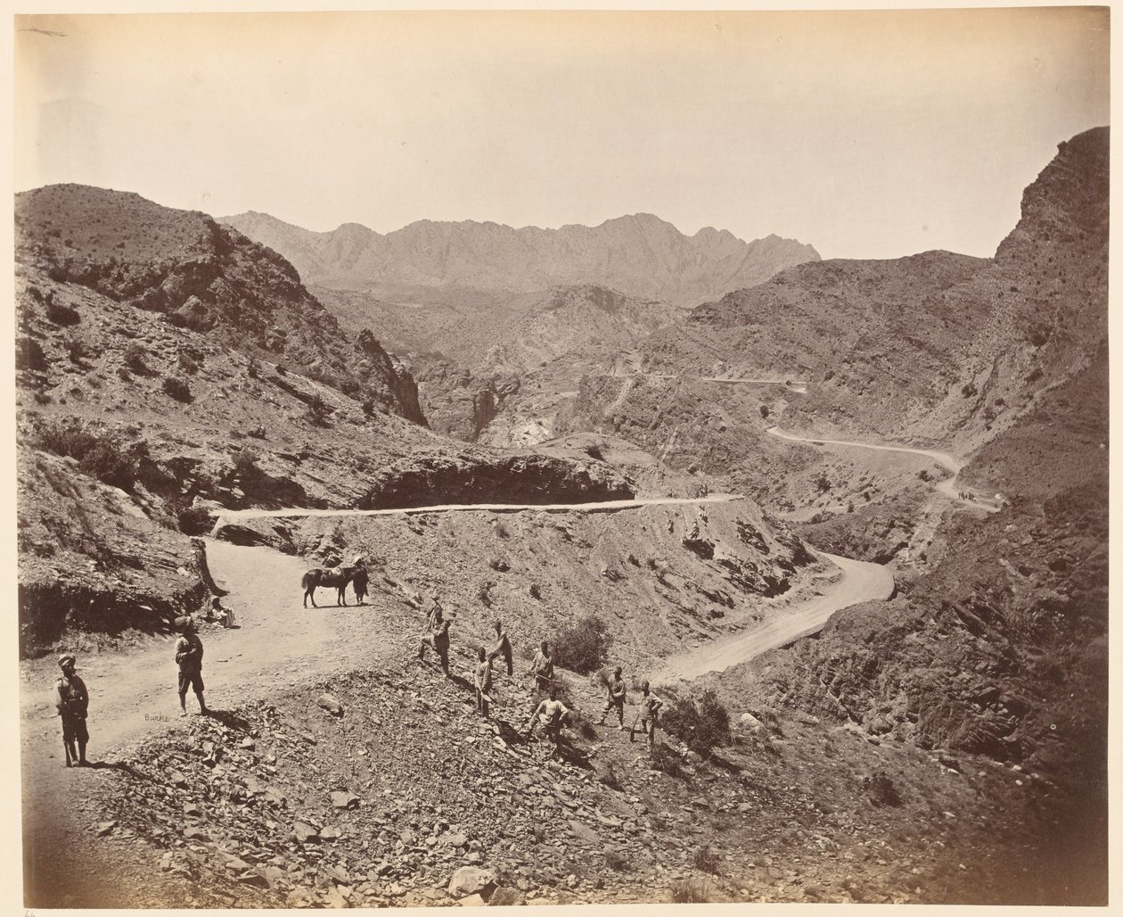 兰迪·科塔尔山口（Landi Kotal Pass），展示了女王自己的马德拉斯·萨珀斯（Madras Sappers）和矿工创造的道路，大约在1878年 作者 约翰·伯克