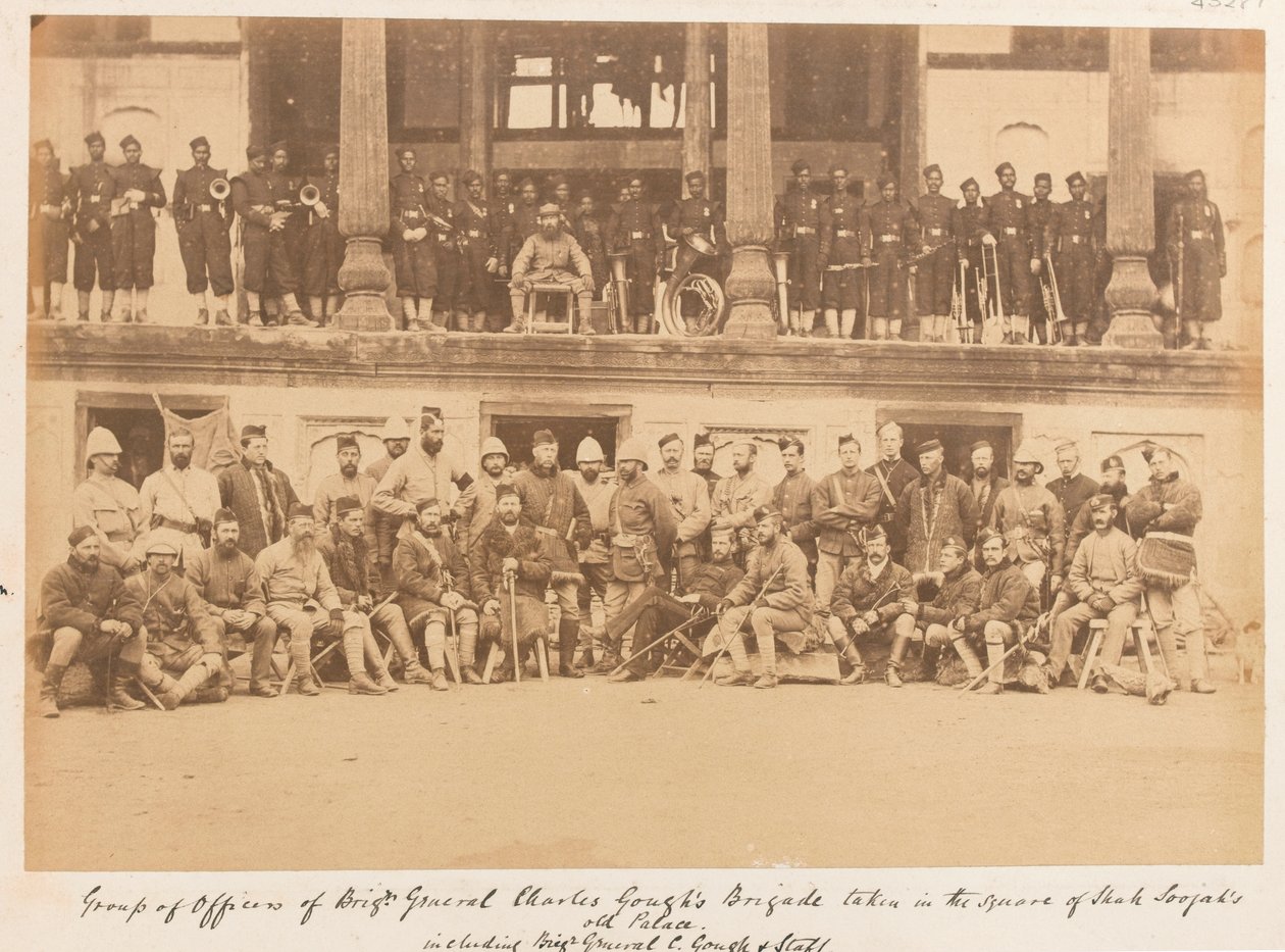 高夫准将旅的官兵在沙舒亚宫殿广场拍摄，1880年 作者 约翰·伯克
