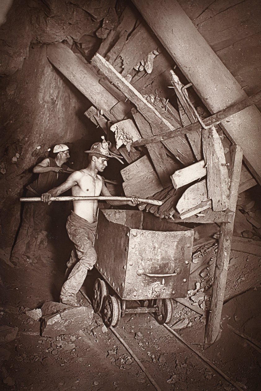 Dolcoath 矿山 412 号磨坊，插图选自 J.C. Burrows 和 William Thomas 所著《Mongst mines and miners, or Underground Scenes by Flash-Light》，1893 年出版（棕褐色照片）。1893 年（棕褐色照片） 作者 约翰·查尔斯·伯罗