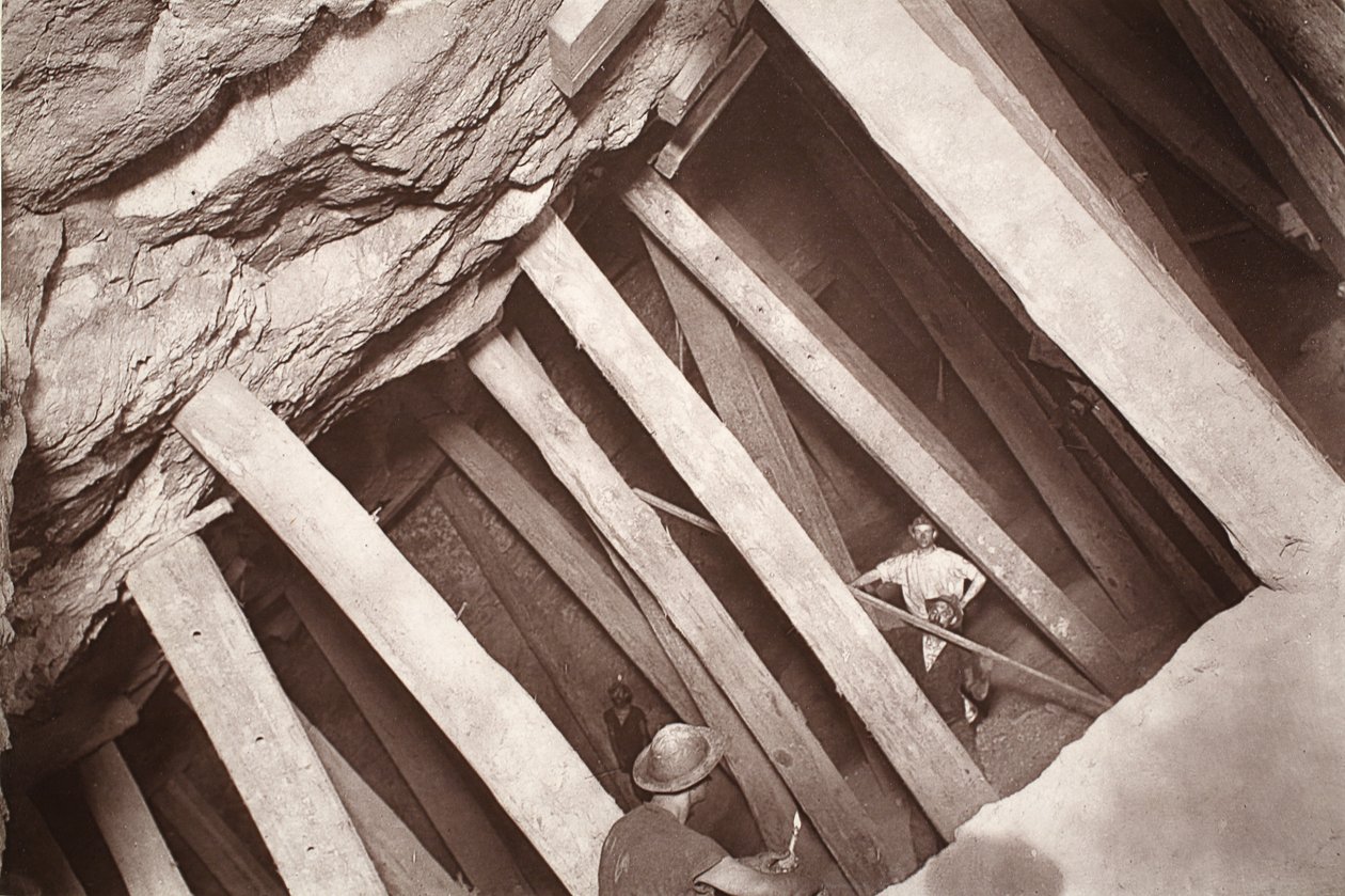 406 号上方，库克厨房矿井，插图选自 J.C. Burrows 和 William Thomas 所著《Mongst mines and miners, or Underground Scenes by Flash-Light》，1893 年出版（棕褐色照片）。1893 年（棕褐色照片） 作者 约翰·查尔斯·伯罗