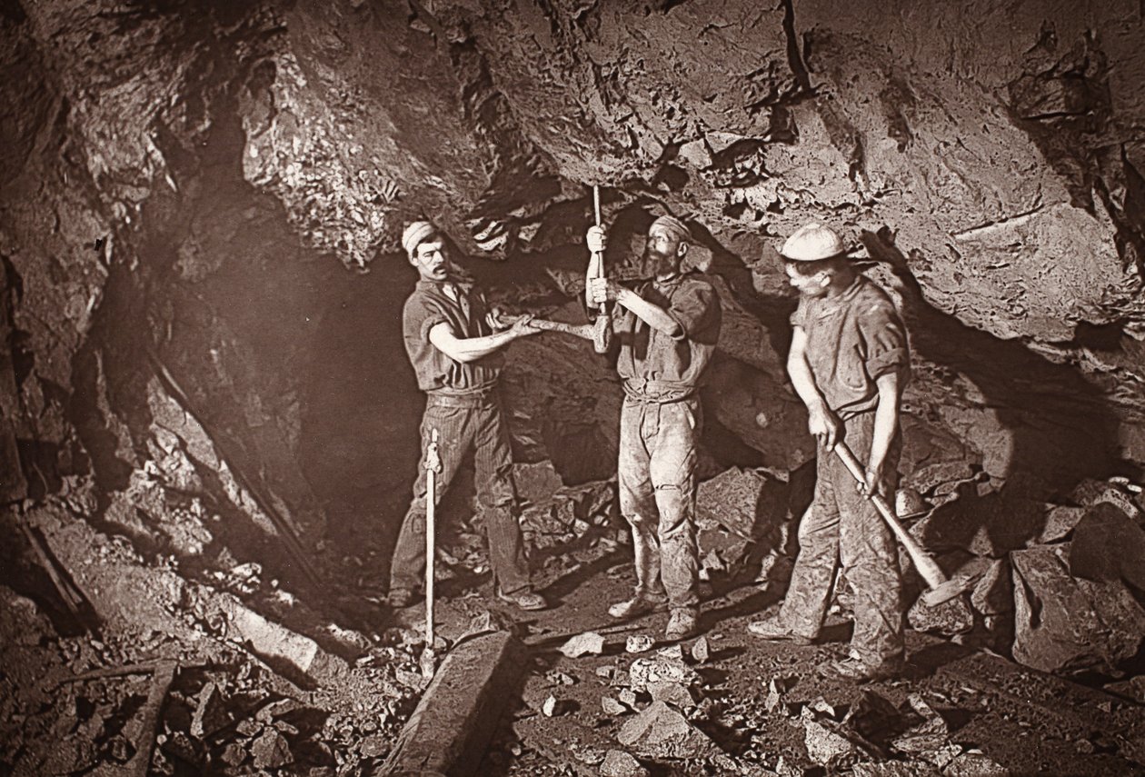 东池矿井上部钻孔，插图选自 J.C. Burrows 和 William Thomas 所著《Mongst mines and miners, or Underground Scenes by Flash-Light》，1893 年出版（棕褐色照片）。1893 年（棕褐色照片） 作者 约翰·查尔斯·伯罗