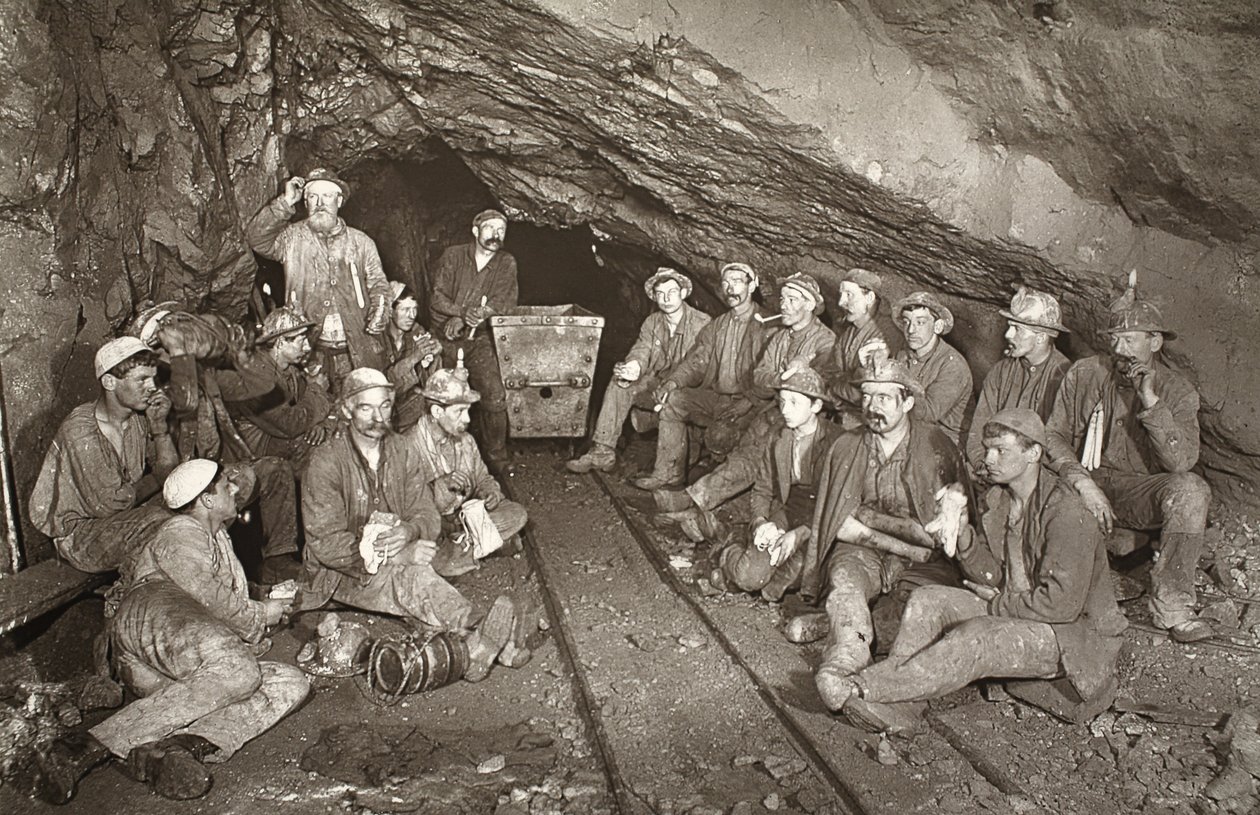东池矿区的 "Croust time"，插图选自 J.C. Burrows 和 William Thomas 所著的《Mongst mines and miners, or Underground Scenes by Flash-Light》，1893 年出版（棕褐色照片）。1893 年（棕褐色照片） 作者 约翰·查尔斯·伯罗