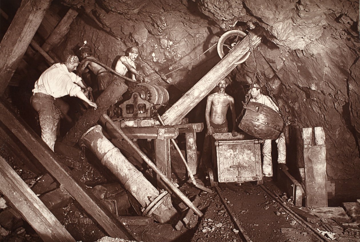 库克厨房 406 号矿井的发动机竖井，插图选自 J.C. Burrows 和 William Thomas 所著的《Mongst mines and miners, or Underground Scenes by Flash-Light》，1893 年出版（棕褐色照片）。1893 年（棕褐色照片） 作者 约翰·查尔斯·伯罗