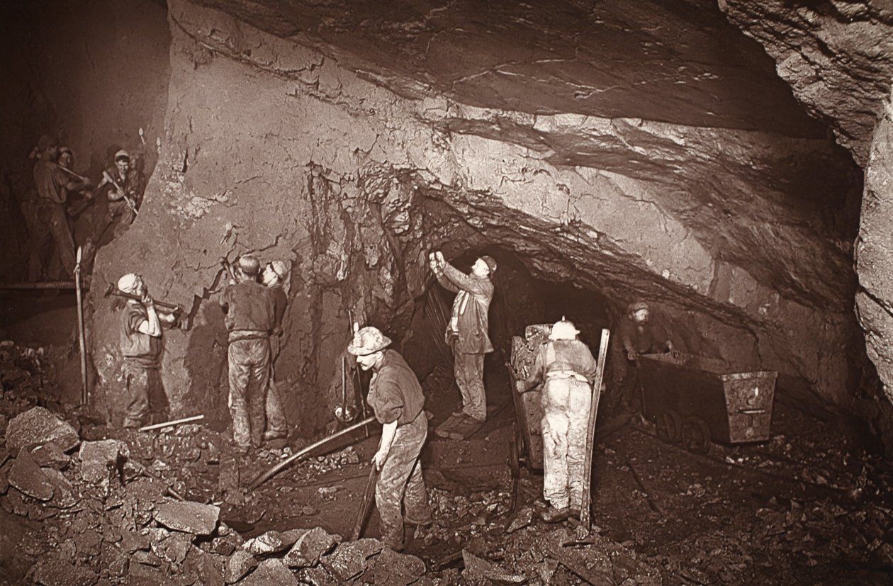 停在东池矿 70 号井，插图选自 J.C. Burrows 和 William Thomas 所著《Mongst mines and miners, or Underground Scenes by Flash-Light》，1893 年出版（棕褐色照片）。1893 年（棕褐色照片） 作者 约翰·查尔斯·伯罗