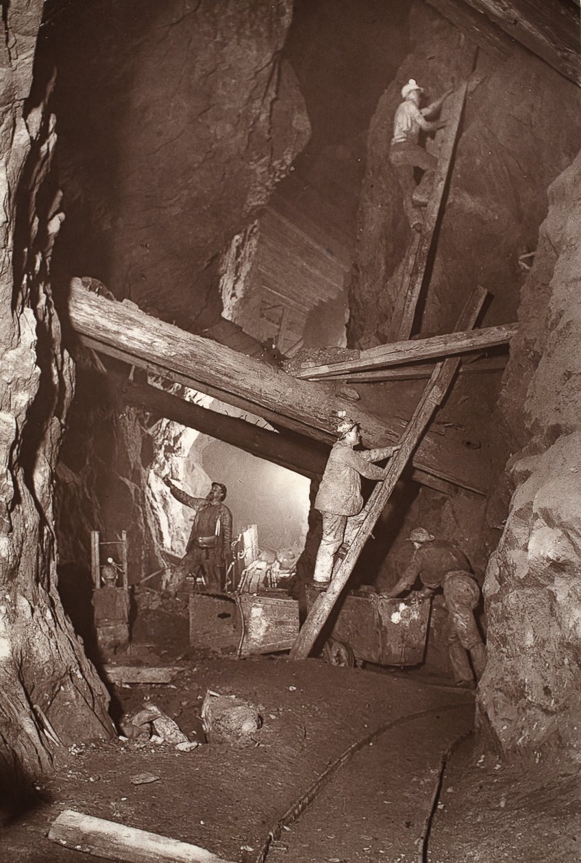 东池矿 180 号，插图选自 J.C. Burrows 和 William Thomas 所著《Mongst mines and miners, or Underground Scenes by Flash-Light》，1893 年出版（棕褐色照片）。1893 年（棕褐色照片） 作者 约翰·查尔斯·伯罗