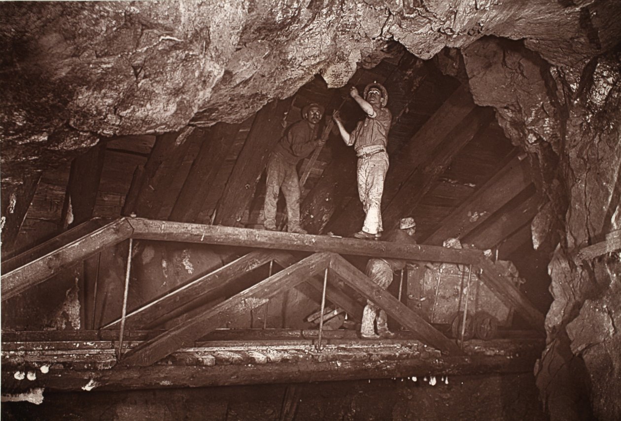 东池矿区的桥，插图选自 J.C. Burrows 和 William Thomas 所著的《Mongst mines and miners, or Underground Scenes by Flash-Light》，1893 年出版（棕褐色照片）。1893 年（棕褐色照片） 作者 约翰·查尔斯·伯罗