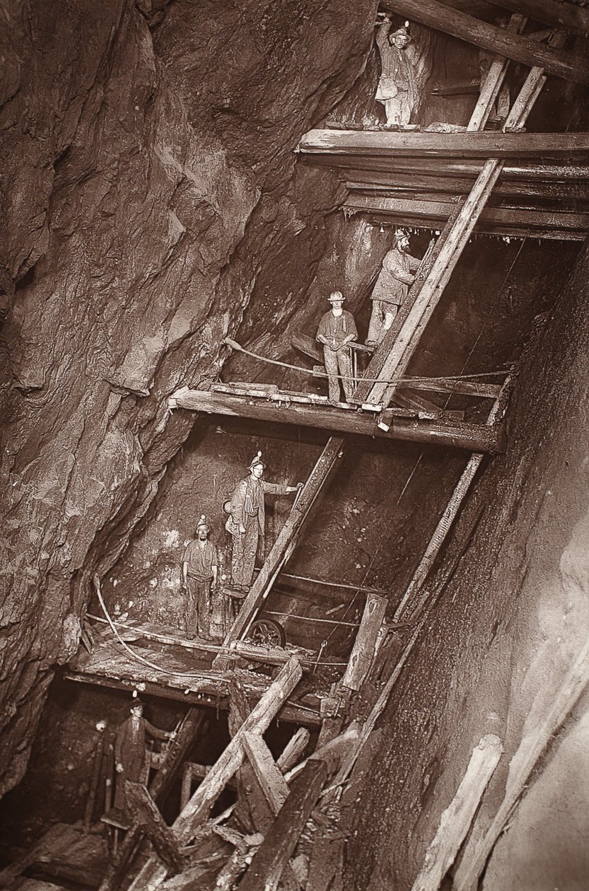 Dolcoath 矿的人工发动机，插图选自 J.C. Burrows 和 William Thomas 所著《Mongst mines and miners, or Underground Scenes by Flash-Light》，1893 年出版（棕褐色照片）。1893 年（棕褐色照片） 作者 约翰·查尔斯·伯罗